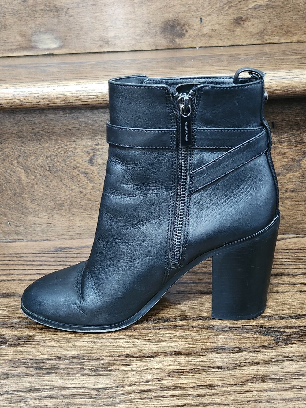 Michael Kors Mindy Leather Ankle Bootie Size 8.5